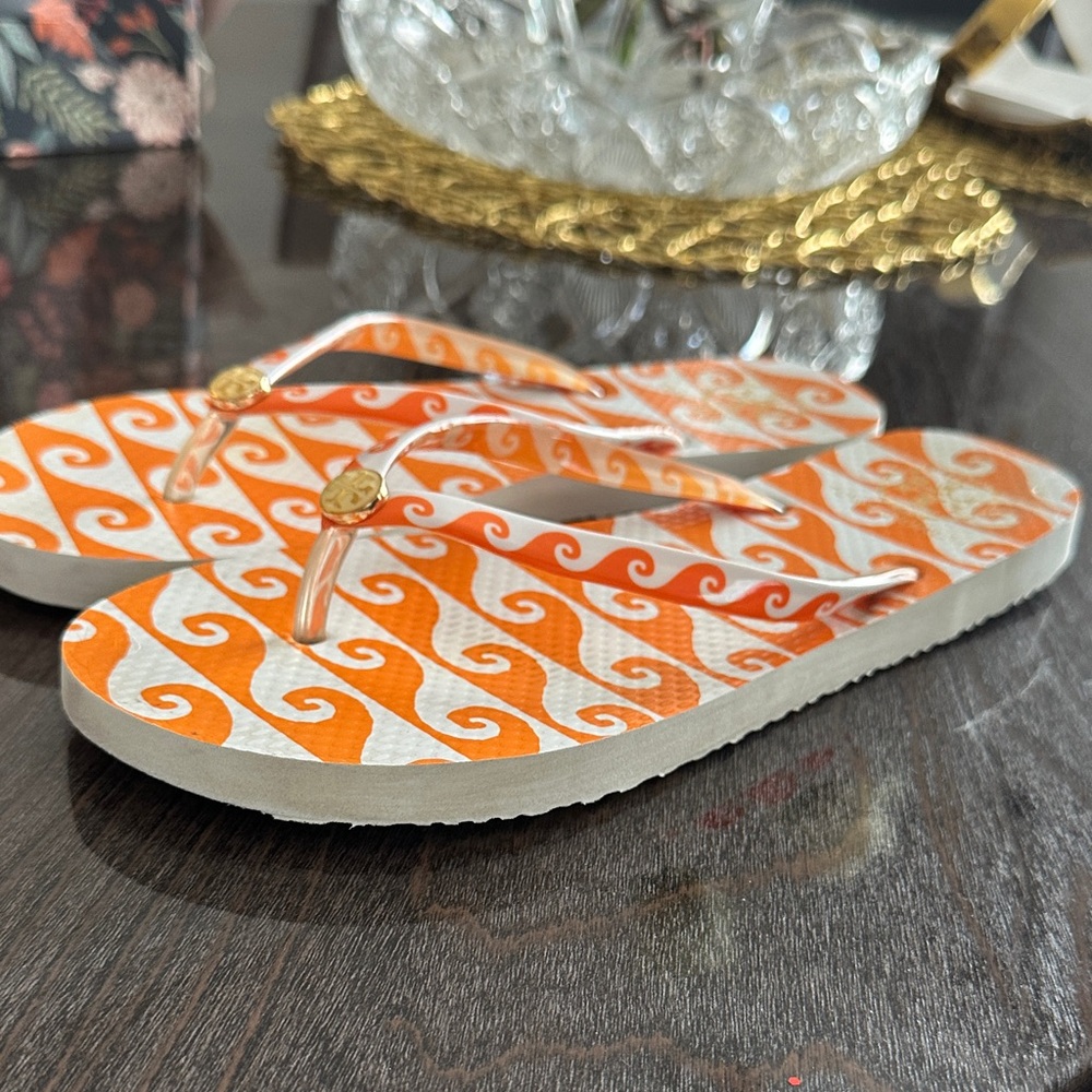 🥂FINAL SALE🥂 EUC Tory Burch Orange Wave Print Flip Flop Sandals Size 9-10 - Picture 4 of 6